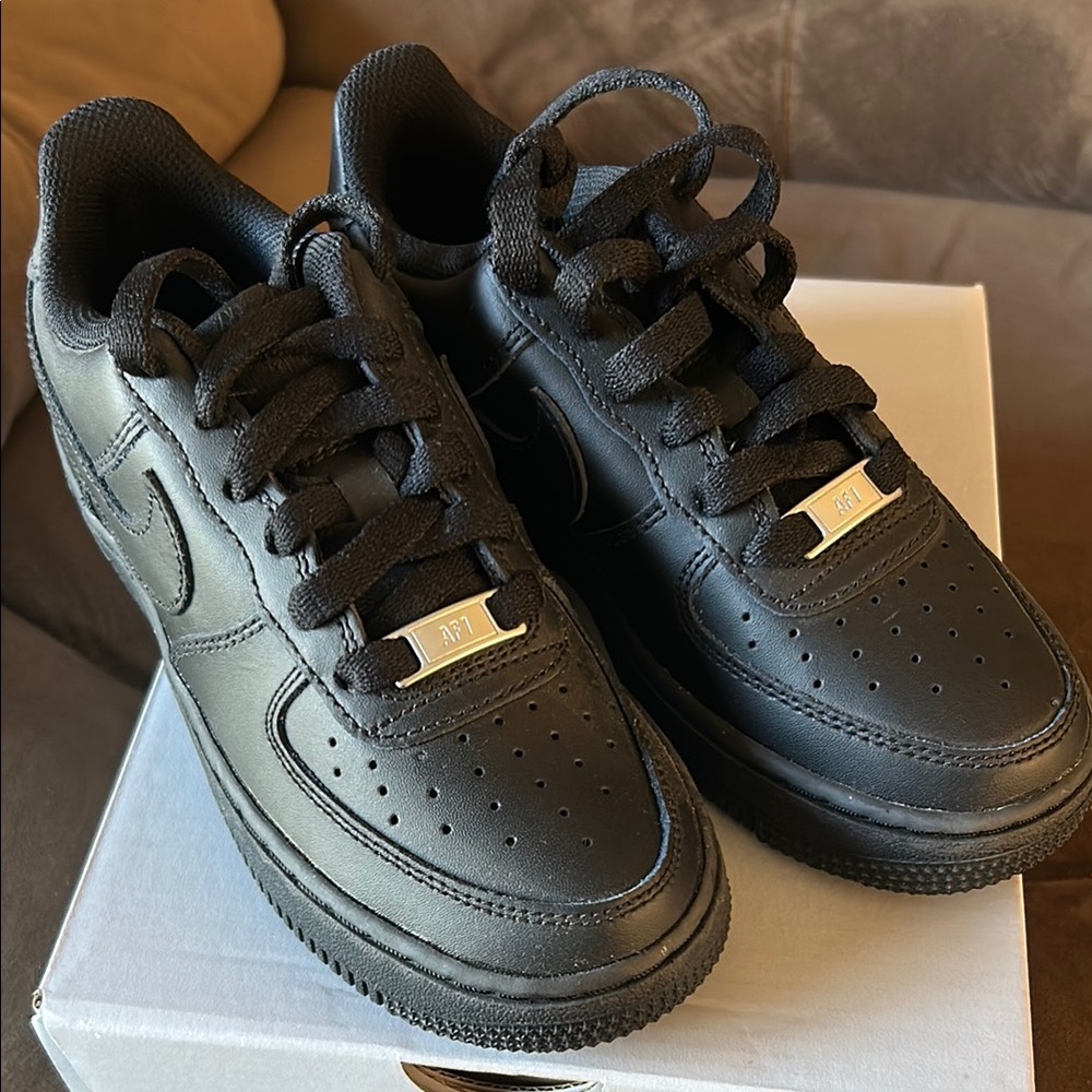Black Nike Air Force 1 Sneakers NWT Sz Youth 2 - Picture 3 of 6